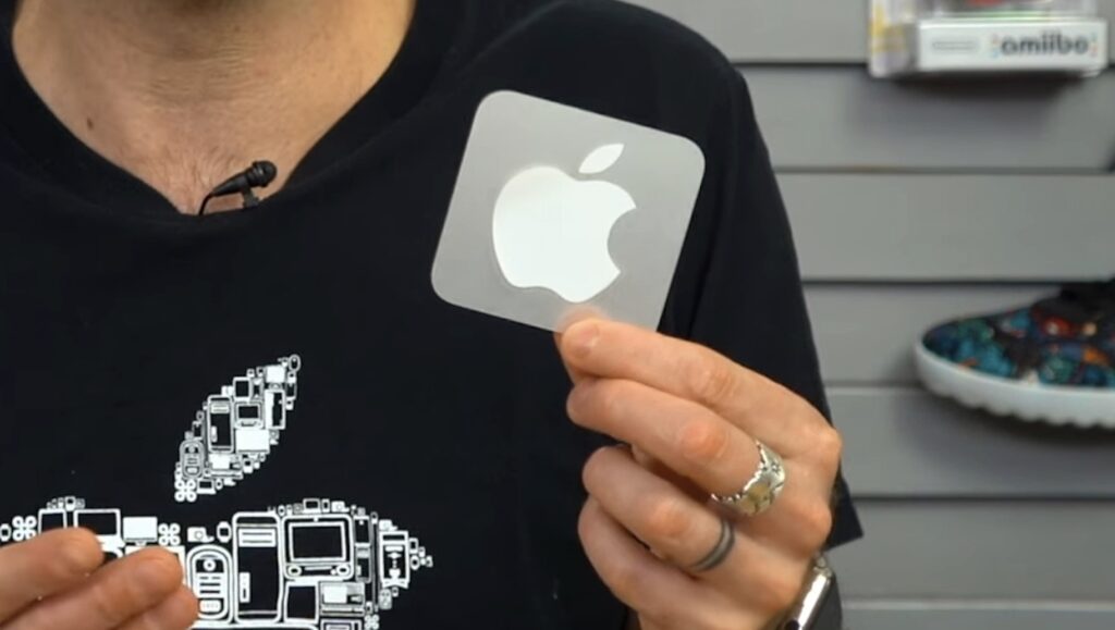 L'un des fameux stickers Apple // Source : YT/MR Perrier