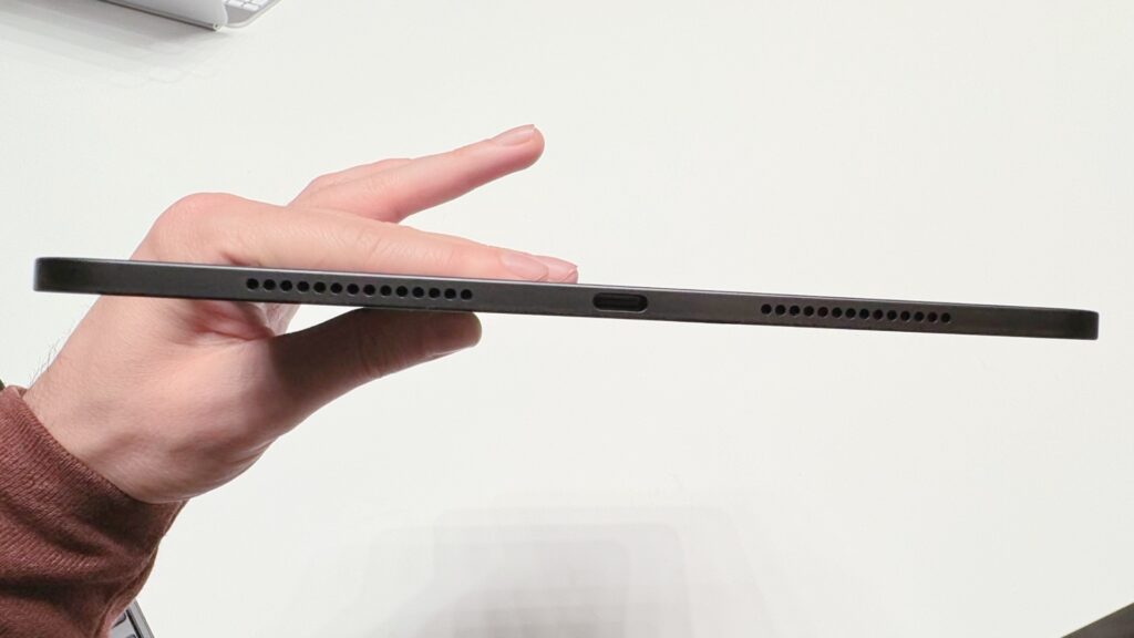 The thinness of the iPad Pro is really surprising, even when you're used to the previous model. // Source: Numerama