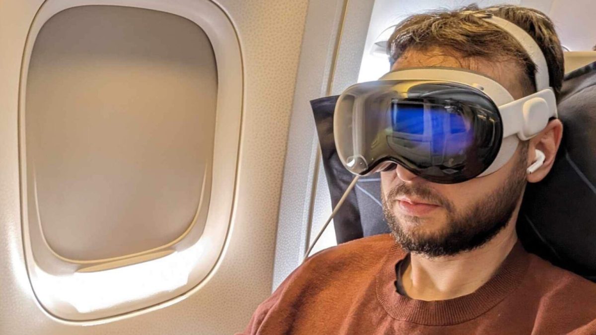 L'Apple Vision Pro dans un avion. // Source : Numerama