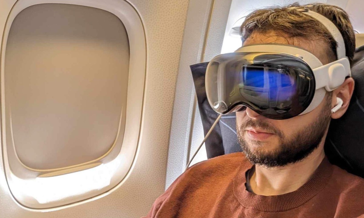 L'Apple Vision Pro dans un avion. // Source : Numerama