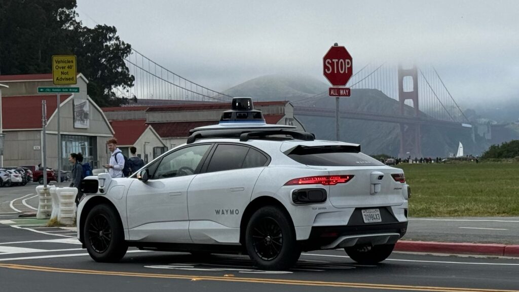 Un taxi robot Waymo à San Francisco