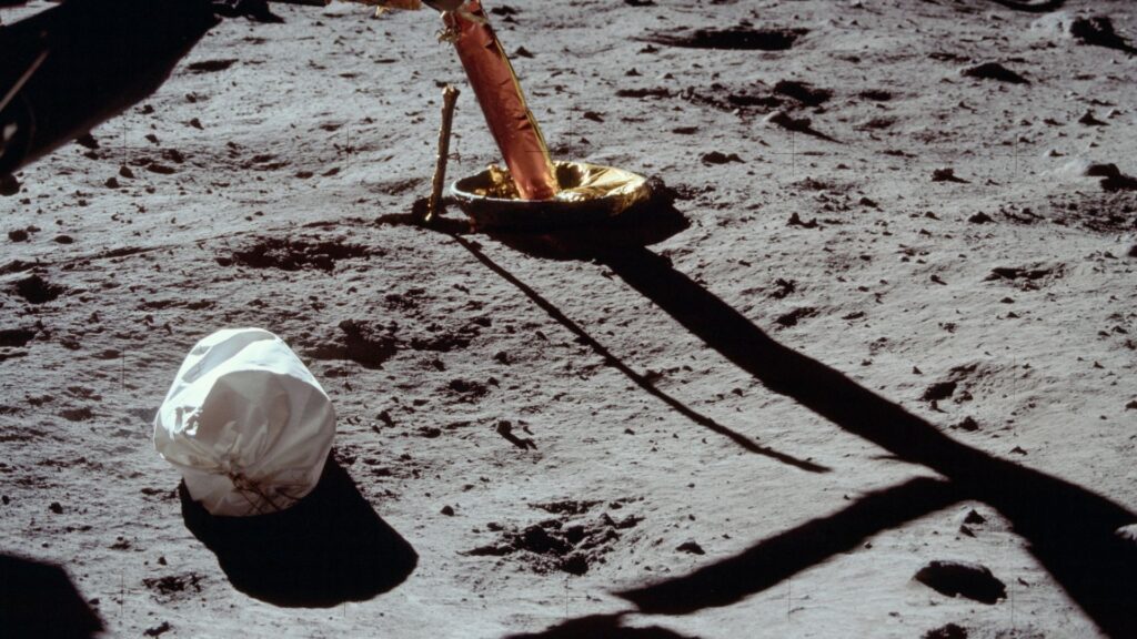 La première photo prise à la surface de la Lune montre le sac poubelle des astronautes. // Source : Wikimedia/AS11-40-5850 (photo recadrée)