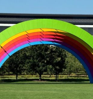 Le logo rainbow de l'Apple Park, à Cupertino. // Source : Numerama
