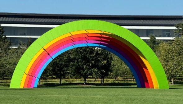 Le logo rainbow de l'Apple Park, à Cupertino. // Source : Numerama