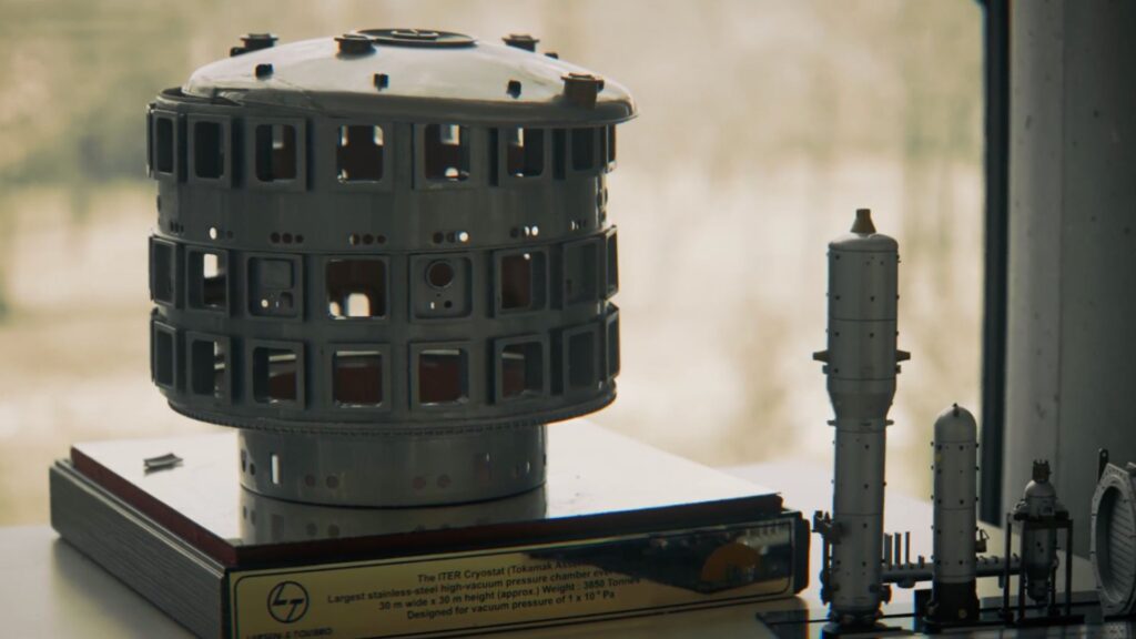 Le réacteur est enfermé dans un cryostat, dont voici la maquette. L'ensemble fait 60 mètres de haut, 30 mètres de large. // Source : Louise Audry, Numerama