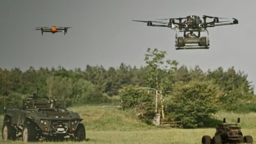 Le programme OpenDrobotics permet à un militaire de contrôler plusieurs drone. // Source : Thales