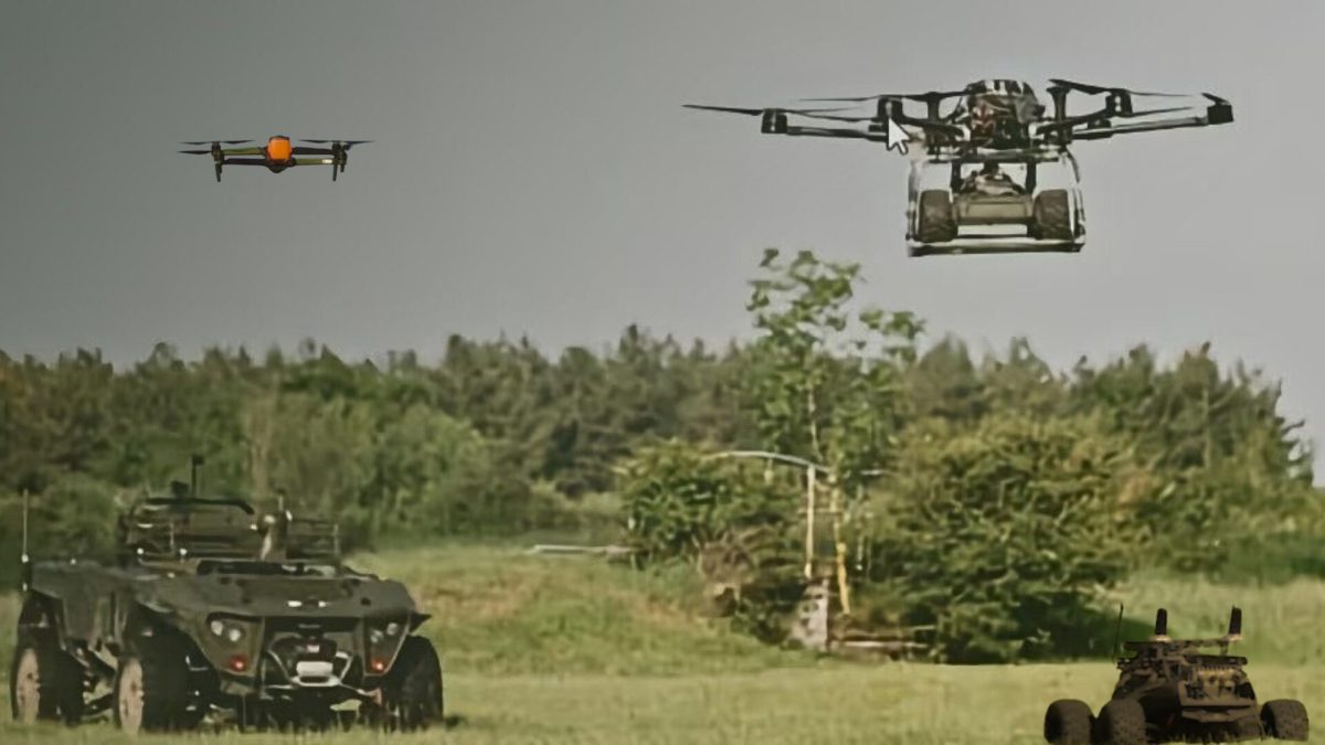 Le programme OpenDrobotics permet à un militaire de contrôler plusieurs drone. // Source : Thales