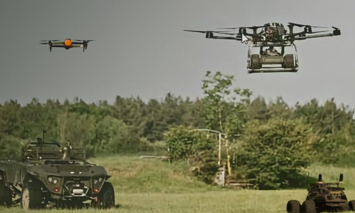 Le programme OpenDrobotics permet à un militaire de contrôler plusieurs drone. // Source : Thales