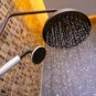 Sous la douche. // Source : Canva