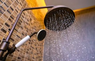 Sous la douche. // Source : Canva
