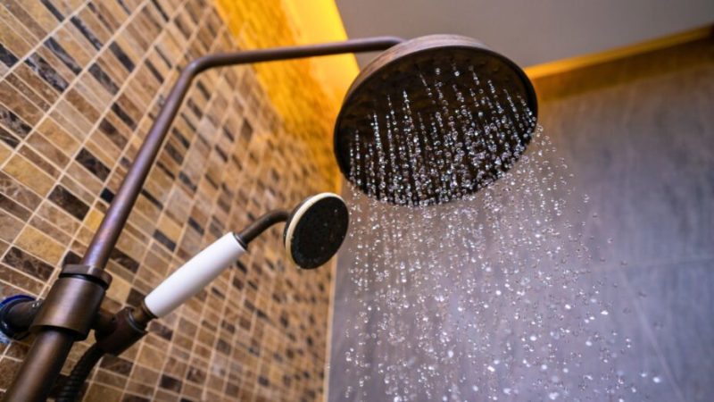 Pic de chaleur : vous faites sûrement cette erreur sous la douche