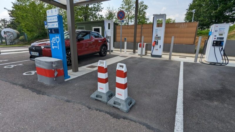 Voitures électriques : pourquoi les bornes de recharge publiques restent un défi