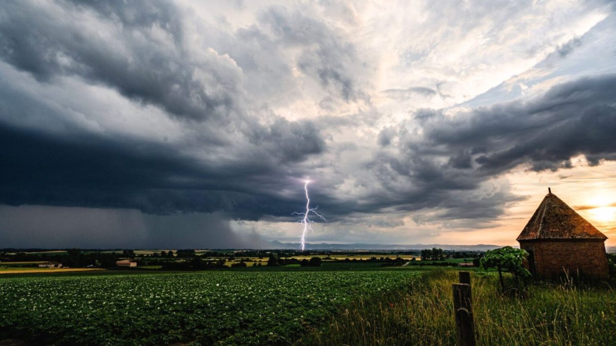 Photo de l'orage vendredi soir. // Source : Via X @AlexisLinant63 (photo recadrée)