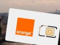 Une carte SIM Orange devant la Tour Eiffel. // Source : Numerama