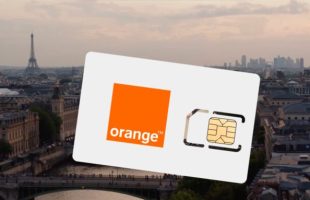 Une carte SIM Orange devant la Tour Eiffel. // Source : Numerama