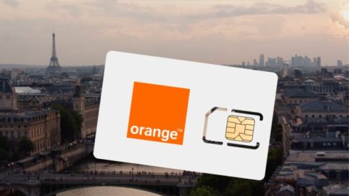 Une carte SIM Orange devant la Tour Eiffel. // Source : Numerama