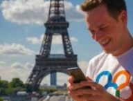 Un touriste sur son smartphone devant la Tour Eiffel. // Source : Numerama, avec Midjourney