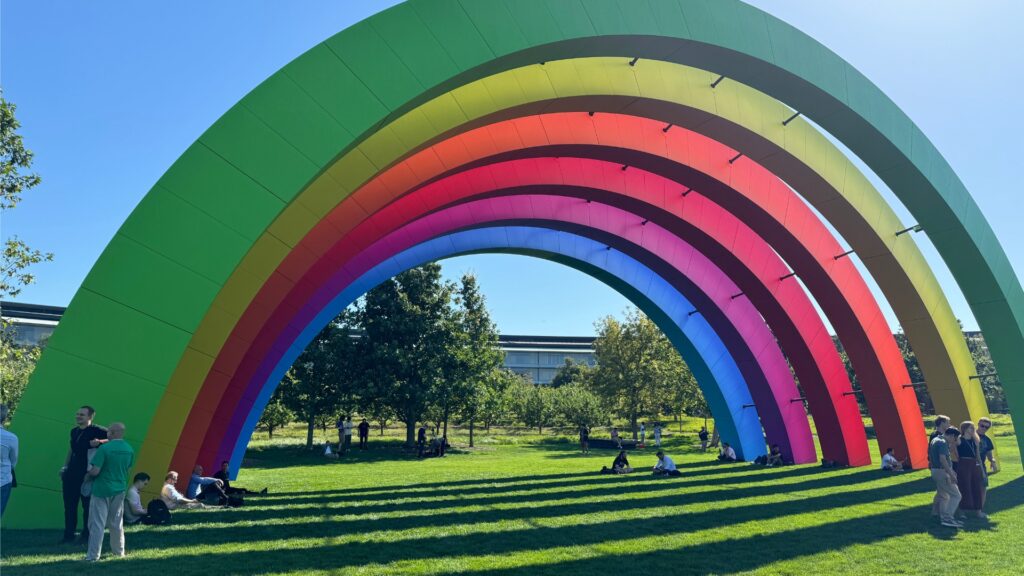 Le rainbow géant de l'Apple Park.