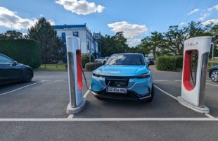 Tesla superchargeur ouvert à tous  // Source : Raphaelle Baut pour Numerama