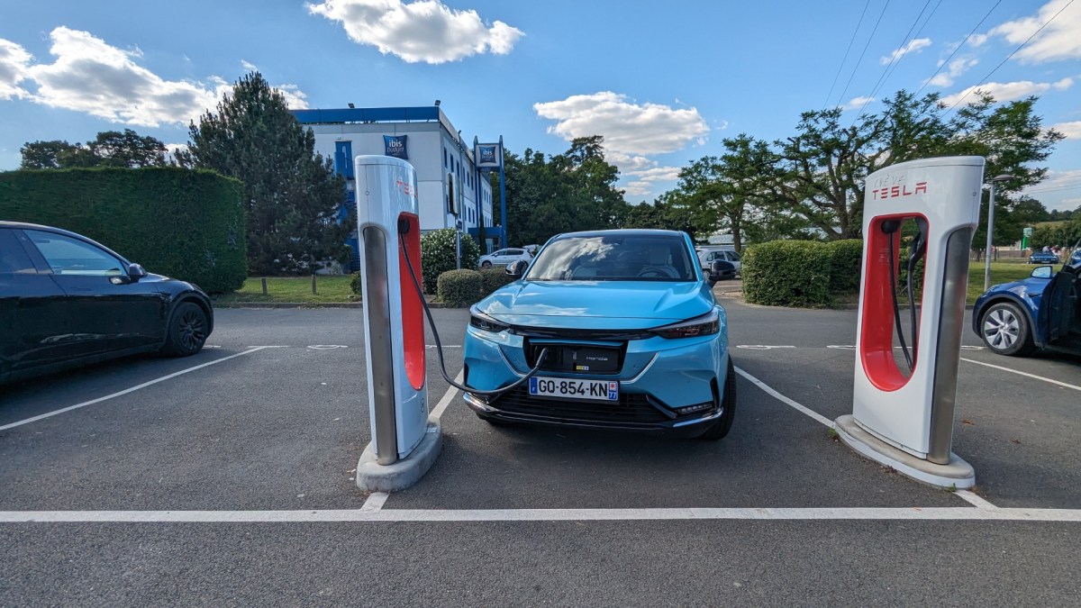 Tesla superchargeur ouvert à tous  // Source : Raphaelle Baut pour Numerama