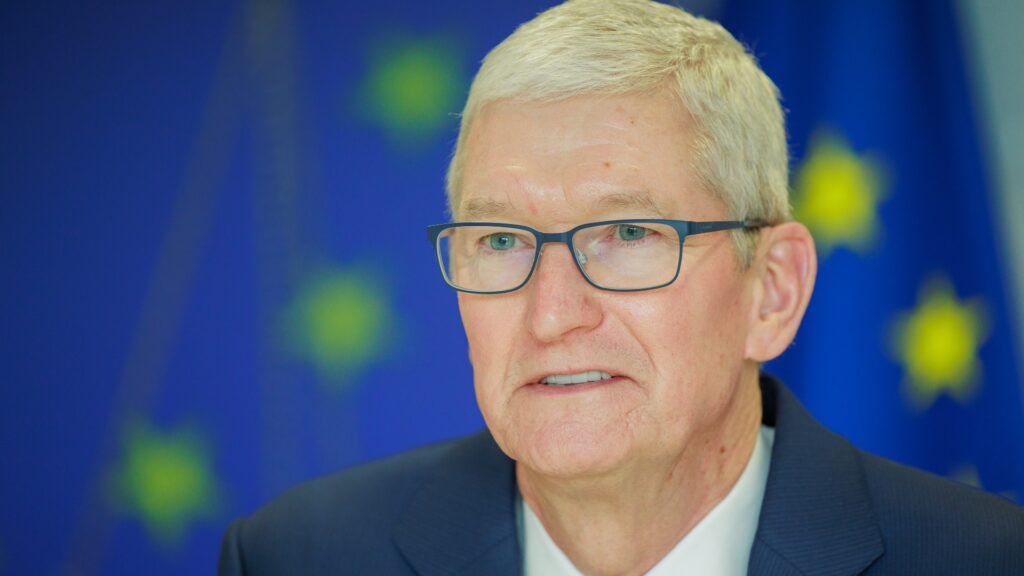 Tim Cook, le patron d'Apple, lors d'une visite à la Commission européenne. // Source : EC - Audiovisual Service Tim Cook, le patron d'Apple, lors d'une visite à la Commission européenne. // Source : EC - Audiovisual Service