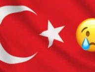 Le drapeau de la Turquie et un émoji triste. // Source : Numerama