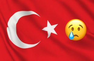 Le drapeau de la Turquie et un émoji triste. // Source : Numerama