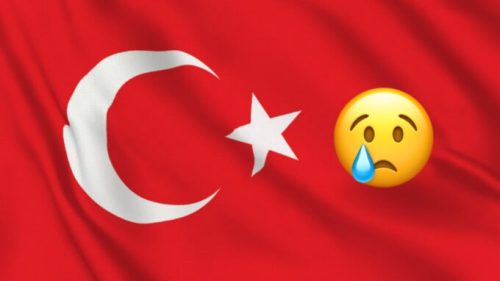 Le drapeau de la Turquie et un émoji triste. // Source : Numerama