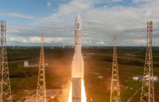 Le décollage d'Ariane 6. // Source : CNES/ESA/Arianespace-ArianeGroup/Optique Vidéo CSG/P Piron, 2024 (photo recadrée)