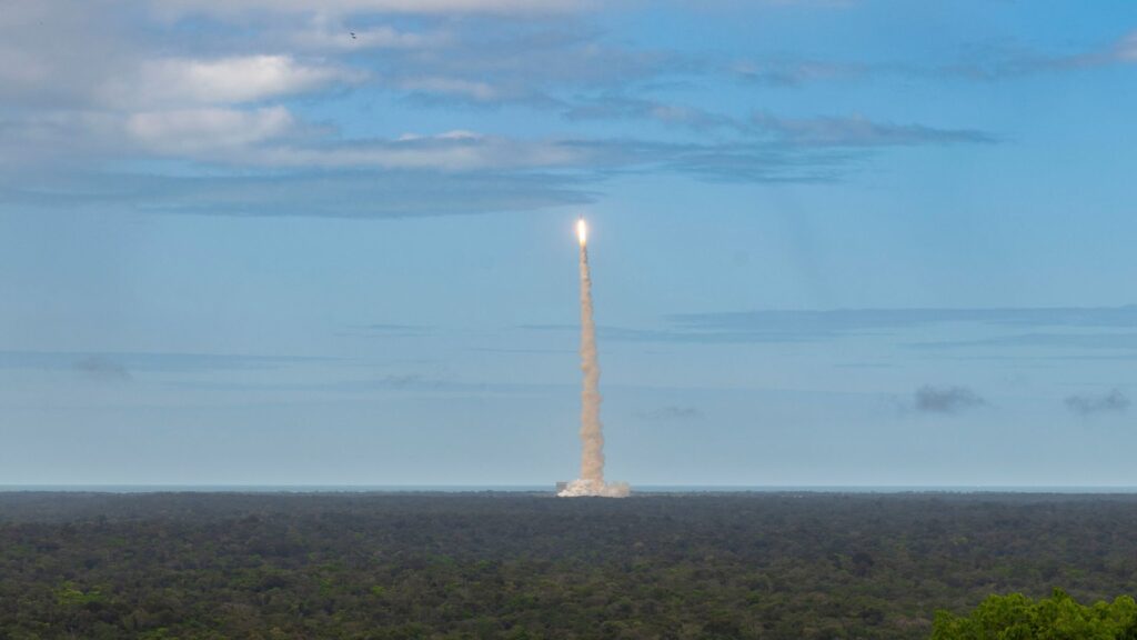 Ariane 6 est déjà loin. // Source : CNES/ESA/Arianespace-ArianeGroup/Optique Vidéo CSG/ Q Veuillet, 2024 (photo recadrée)