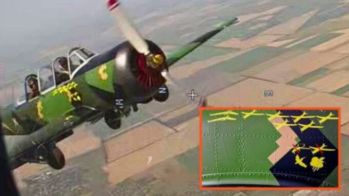 Un Yak-52 soviétique chasse des drones dans le ciel ukrainien. // Source : X