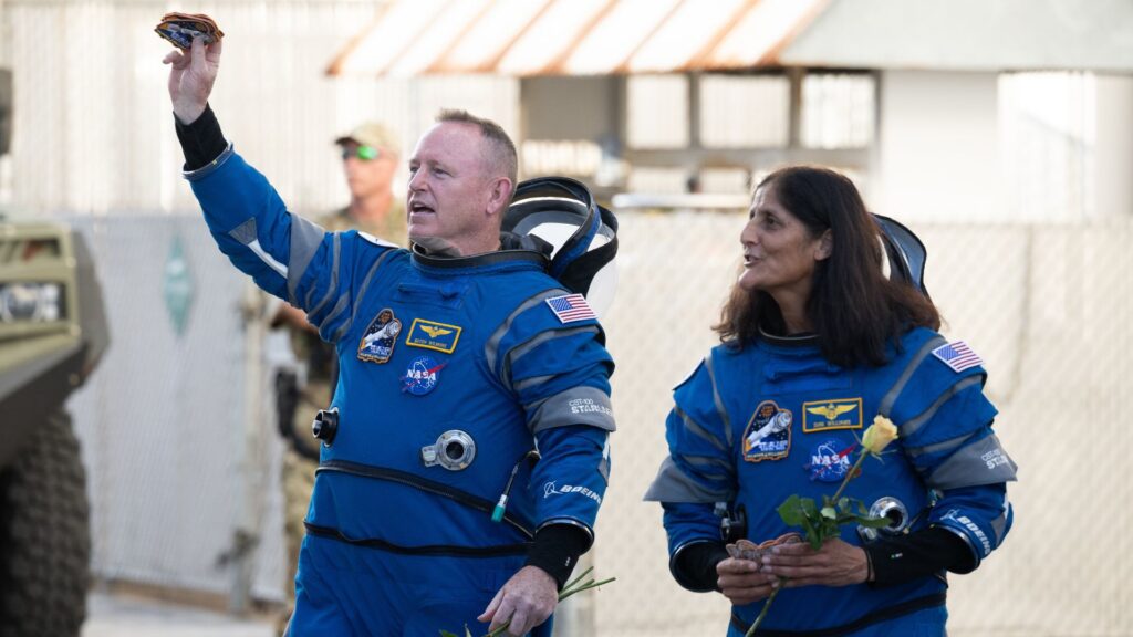 Barry Wilmore et Sunita Williams peuvent rentrer sur Terre, ils ne sont pas « coincés » dans l'ISS. // Source : Flickr/CC/Nasa HQ Photo (photo recadrée)