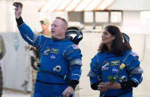 Barry Wilmore et Sunita Williams peuvent rentrer sur Terre, ils ne sont pas « coincés » dans l'ISS. // Source : Flickr/CC/Nasa HQ Photo (photo recadrée)