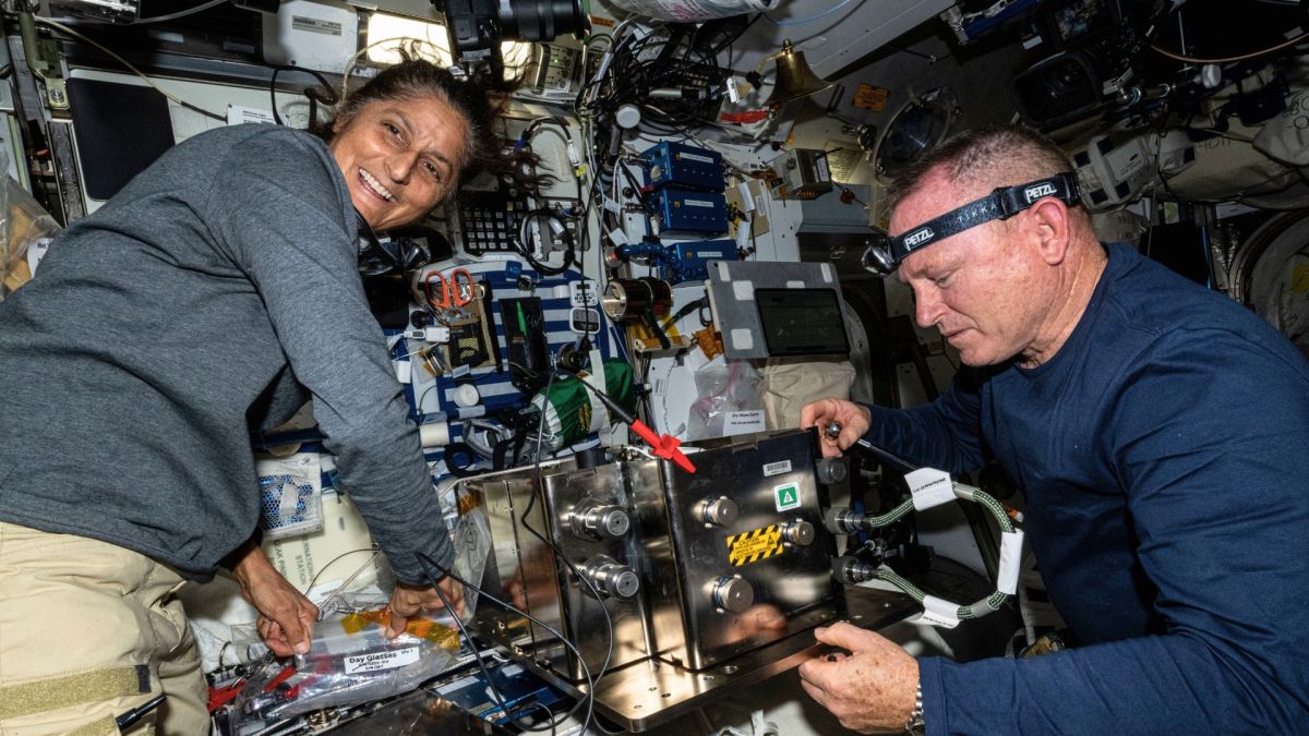 Barry Wilmore et Sunita Williams. // Source : Flickr/CC/Nasa Johnson (photo modifiée)