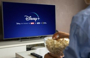 Disney+ va limiter le partage de compte. // Source : Disney+ / Numerama