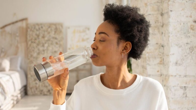 Eau, jus de fruits, thé, café : que faut-il boire quand il fait très chaud ?