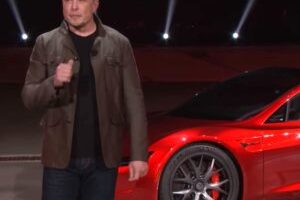 Elon Musk lors de la première apparition du Roadster. // Source : Live Tesla
