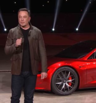 Elon Musk lors de la première apparition du Roadster. // Source : Live Tesla Elon Musk lors de la première apparition du Roadster. // Source : Live Tesla