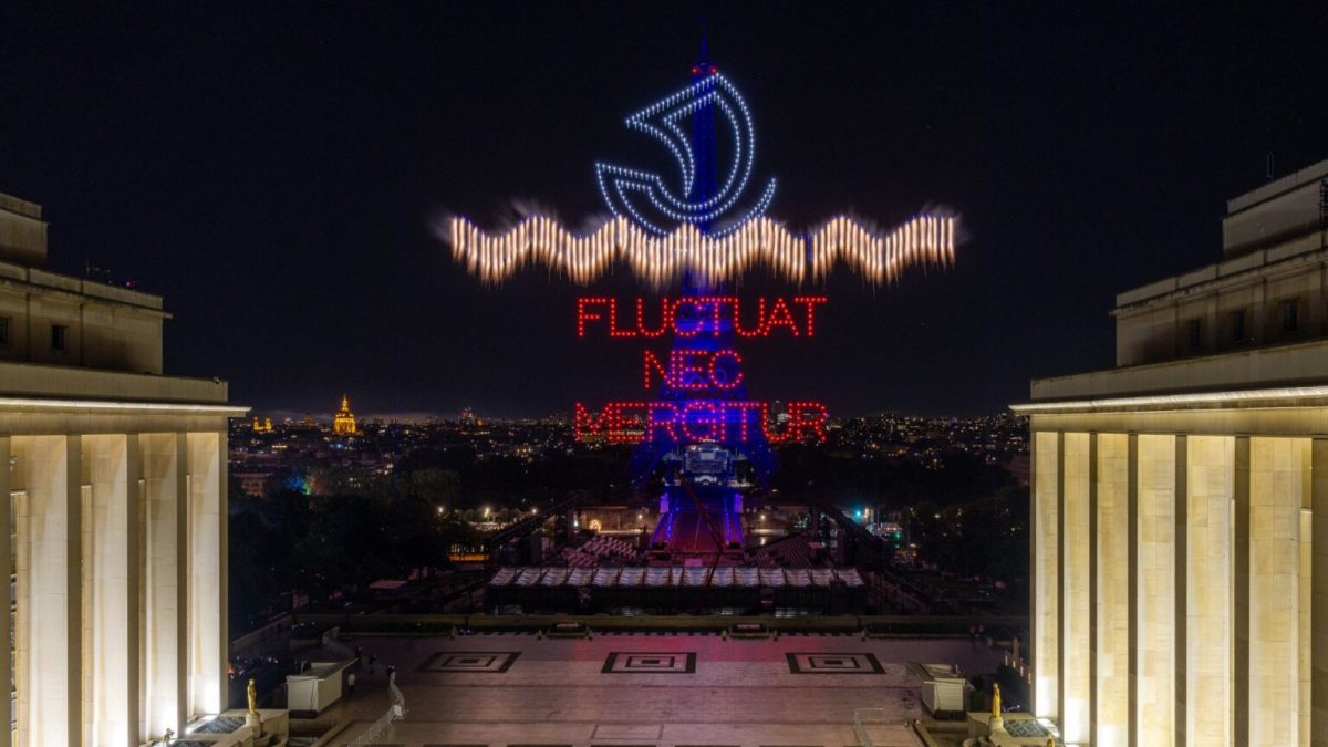 Le feu d'artifice du 14 juillet 2024 à Paris et ses drones. // Source : Groupe F (image recadrée par Numerama)