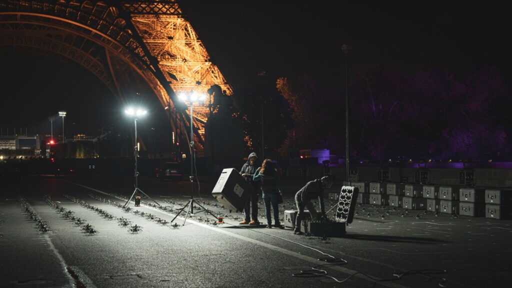 Les drones prêts au décollage sur le pont d'Iéna. // Source : Groupe F (image recadrée par Numerama)