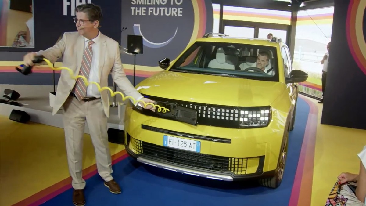 Fiat Grande Panda et son câble de recharge // Source : Capture live Fiat