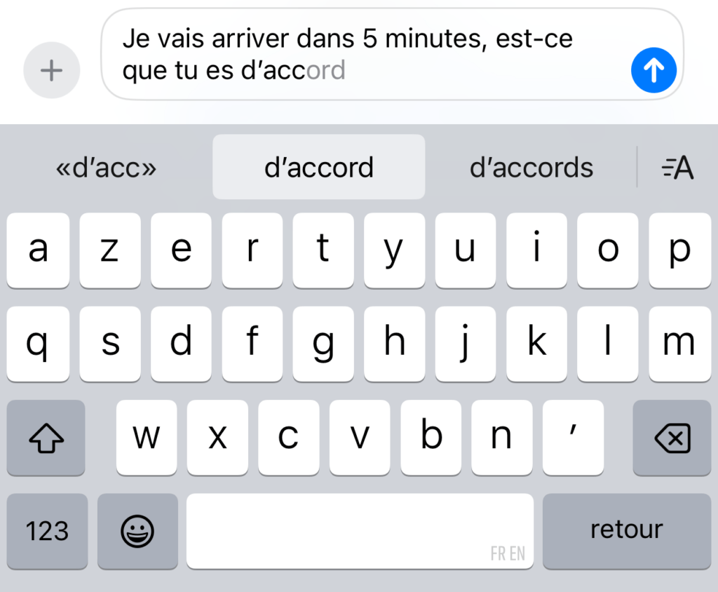 Les claviers d'iOS 18 parlent deux langues (voir barre d'espace) et président des mots ou des phrases. On peut les toucher pour gagner du temps.