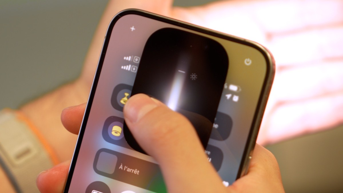 La nouvelle lampe torche dans iOS 18. // Source : Numerama