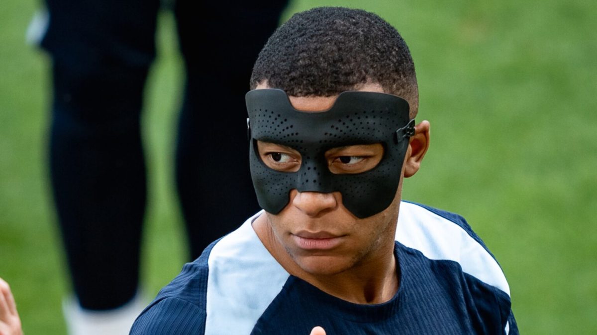 Mbappé avec son nouveau masque. // Source : FFF