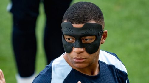 Mbappé avec son nouveau masque. // Source : FFF