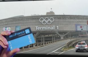 L'aéroport de Roissy-CDG aux couleurs des Jeux Olympiques de Paris 2024. // Source : Numerama