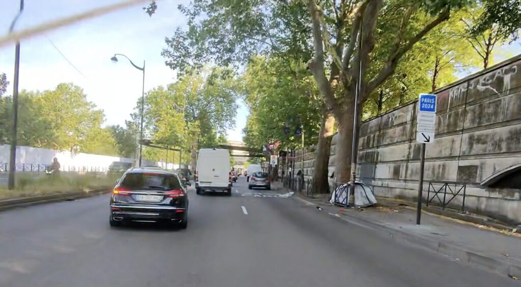 Le panneau en bleu Paris 2024 rappelle l'interdiction, au même titre que l'inscription au sol sur la voie de droite, mais des automobilistes ignorent la consigne.