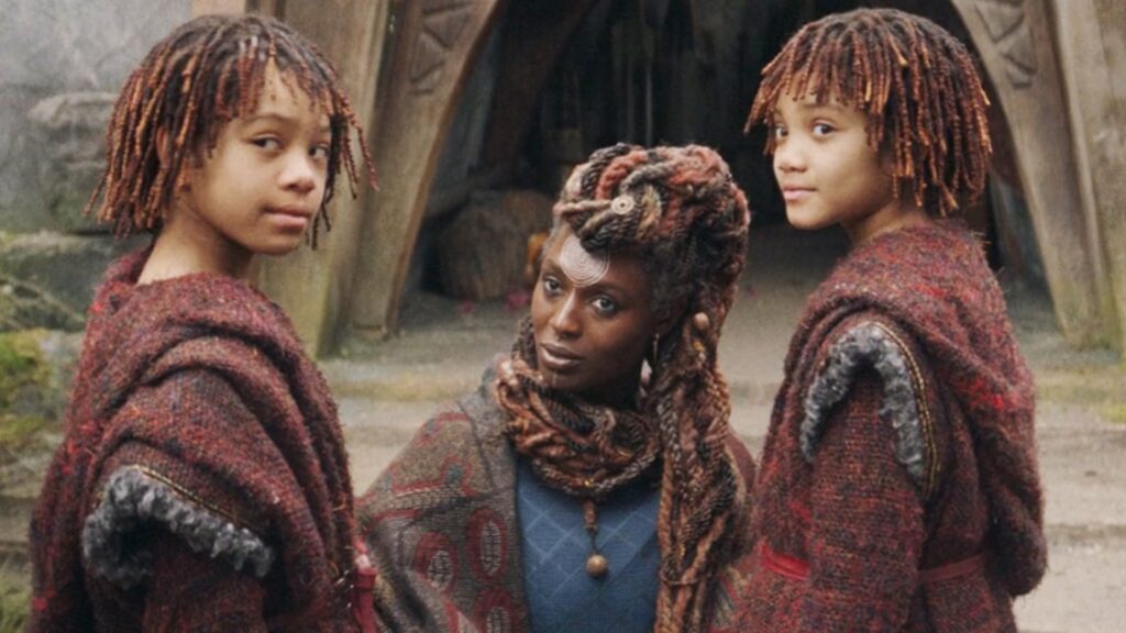 Osha et Mae en compagnie de leur mère, Aniseya (Jodie Turner Smith, au centre) // Source : Disney+