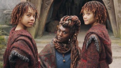 Osha et Mae en compagnie de leur mère, Aniseya (Jodie Turner Smith, au centre) // Source : Disney+