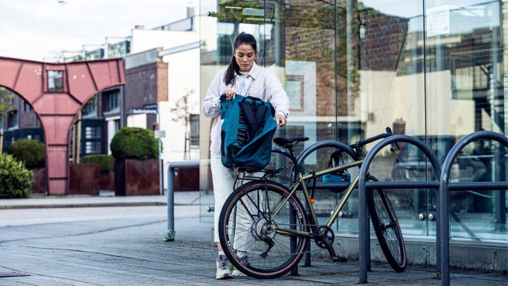 Sacoche Varo par Ortlieb montée sur un vélo de gravel en ville  // Source : ORTLIEB